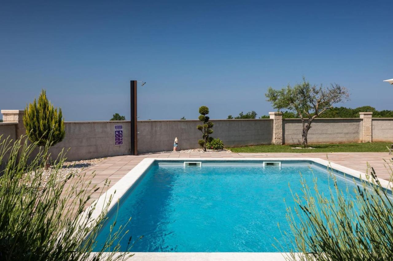 Activity Villa Gita With Pool And Grill In Tinjan Exterior photo