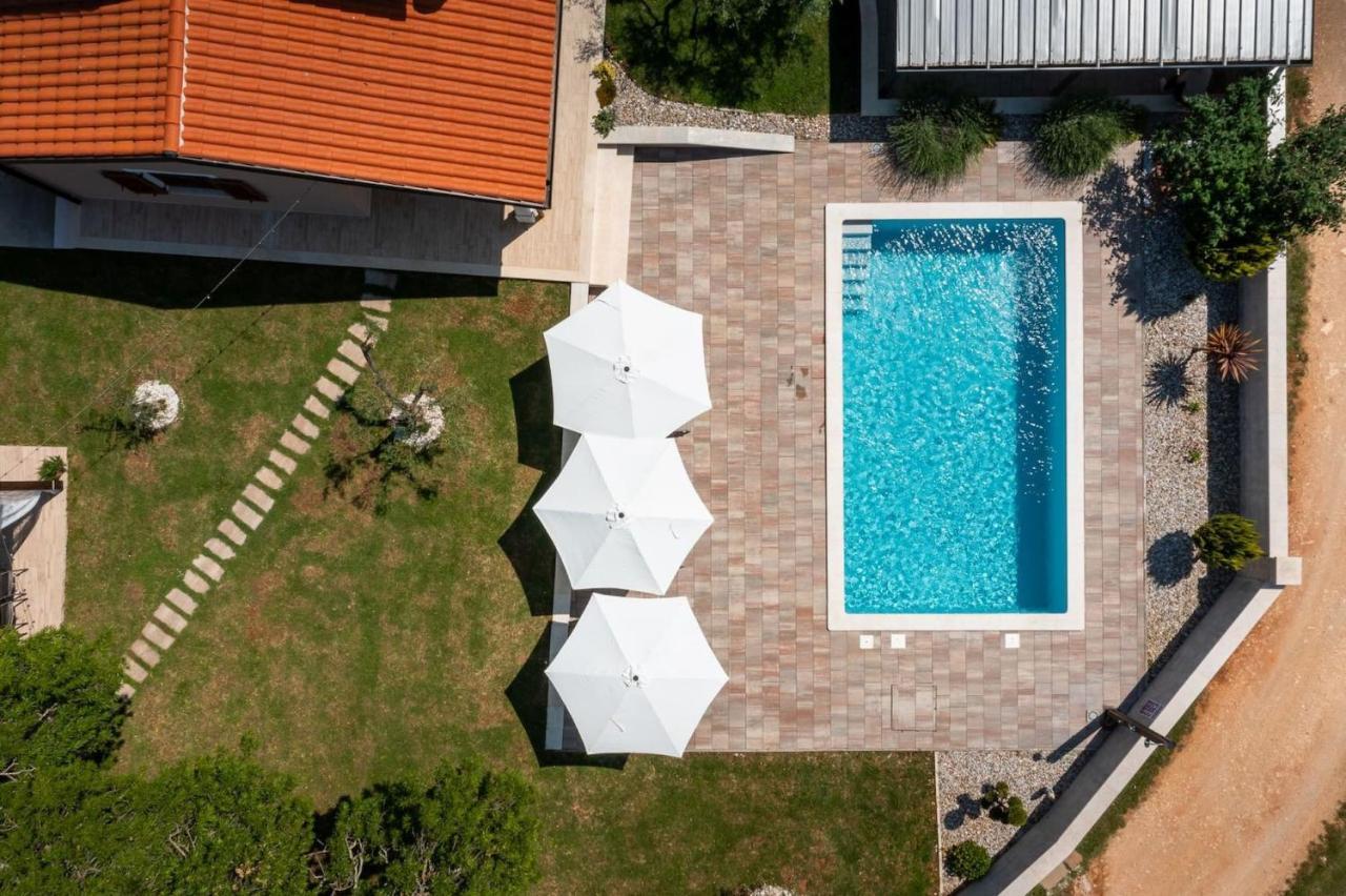Activity Villa Gita With Pool And Grill In Tinjan Exterior photo